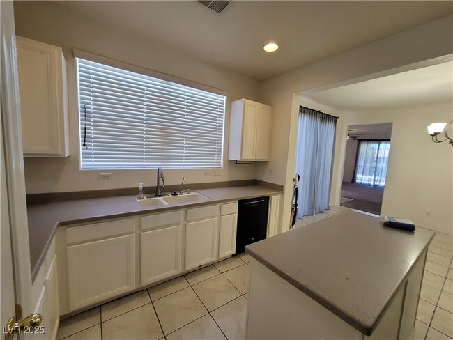 8930 Partridge Hill St in Las Vegas, NV - Building Photo - Building Photo