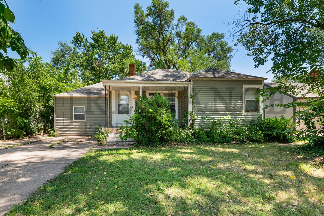 2146 S Crestway St in Wichita, KS - Building Photo