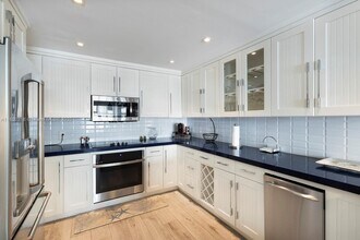 300 Sunrise Dr in Key Biscayne, FL - Building Photo - Building Photo