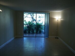 3285 Foxcroft Rd, Unit E 107 in Miramar, FL - Building Photo - Building Photo