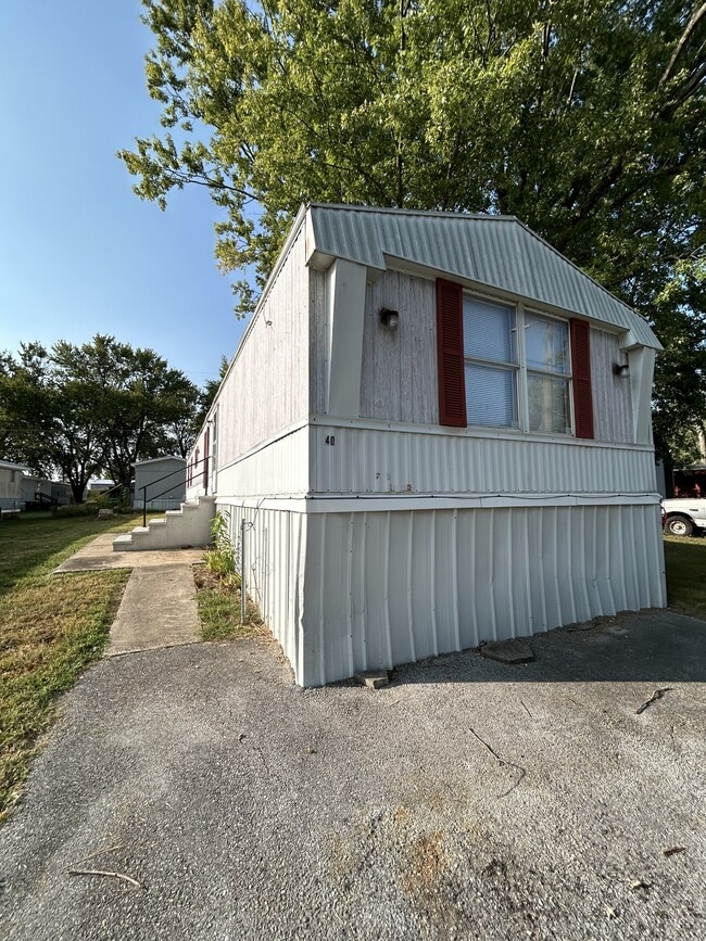 property at 40 Yoakum Cir
