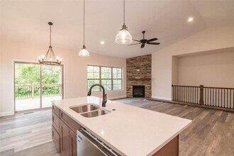 200 Smola Woods Ct in Glen Carbon, IL - Foto de edificio - Building Photo