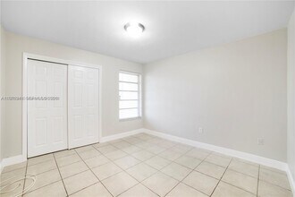 13726 Kendale Lakes Dr in Miami, FL - Building Photo - Building Photo