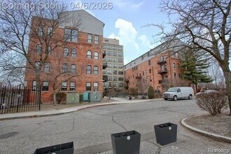6533 E Jefferson Ave, Unit 421 in Detroit, MI - Building Photo - Building Photo