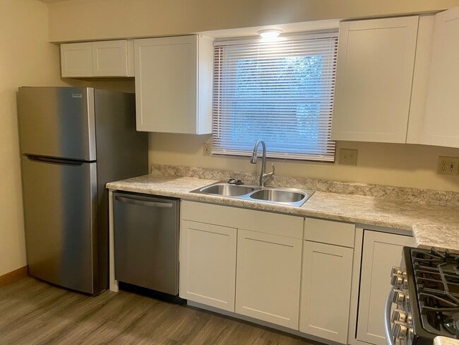 2904-2910 Tamarack Dr in Erie, PA - Building Photo - Building Photo