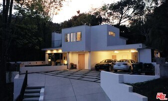 2690 Zorada Dr in Los Angeles, CA - Building Photo