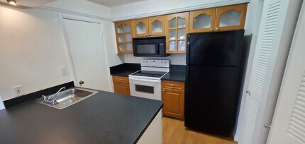 17335 NW 67th Plz, Unit D14 in Hialeah, FL - Building Photo - Building Photo