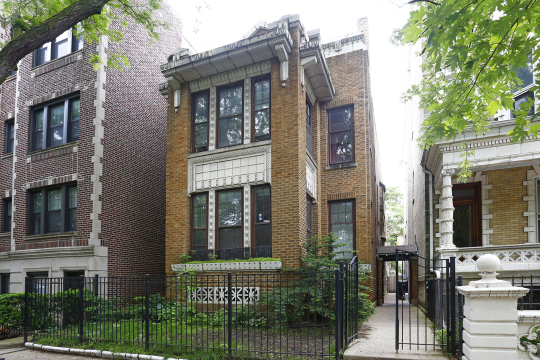 1057 W Oakdale Ave in Chicago, IL - Foto de edificio