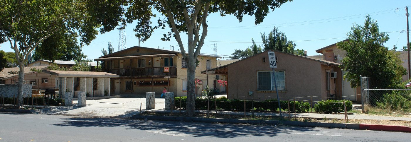 24-38 E Main St in Merced, CA - Building Photo