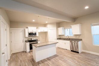 8676 N Shadow Creek Alley in Eagle Mountain, UT - Foto de edificio - Building Photo