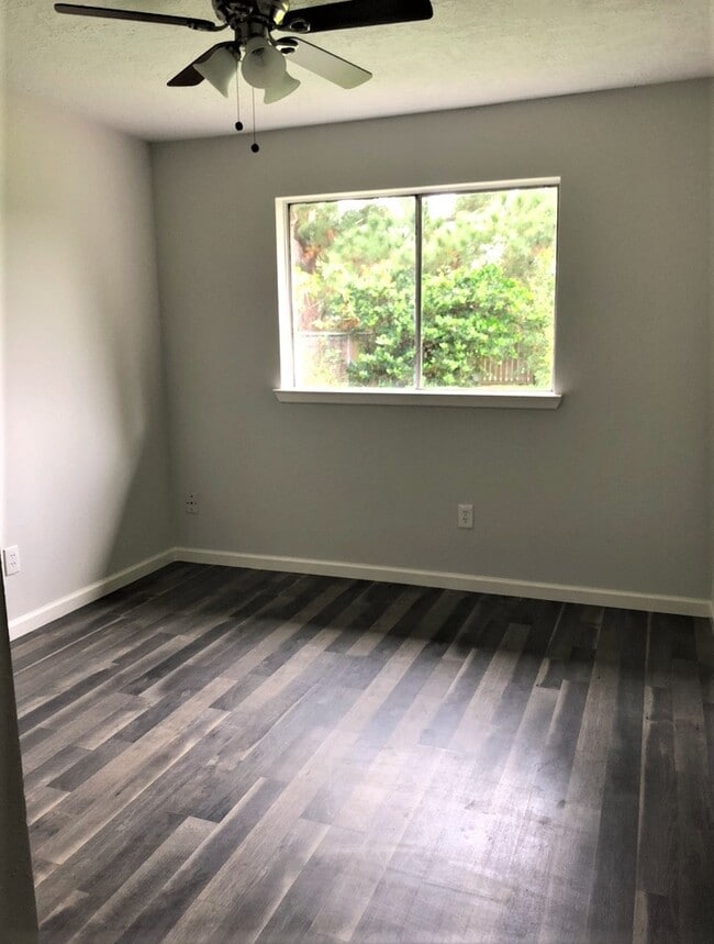 property at 1919 Oakwell Ln