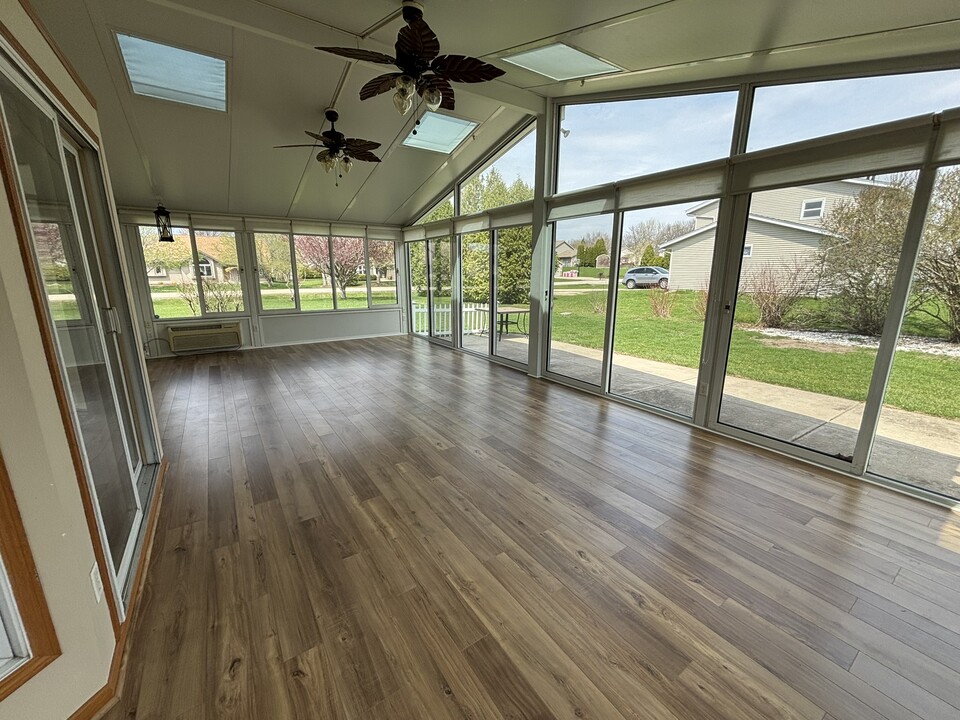 S81W17170 Moonlight Ln in Muskego, WI - Building Photo