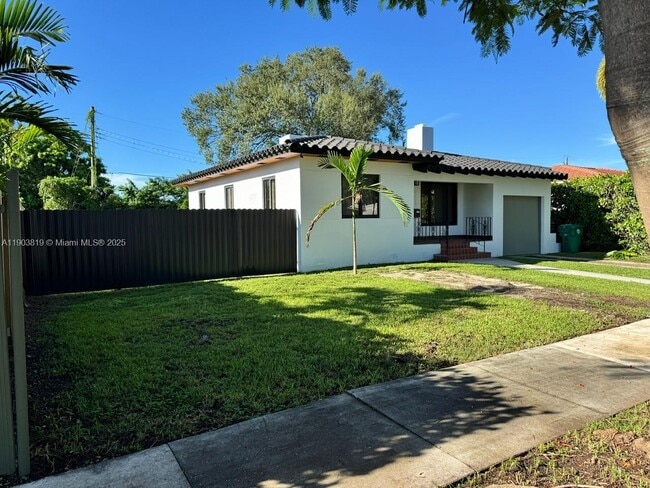 2210 SW 25th St in Miami, FL - Foto de edificio - Building Photo