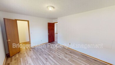 214 Woodsview Dr in Jeffersonville, OH - Building Photo - Building Photo