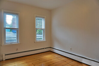 250 River St, Unit 250 in Waltham, MA - Foto de edificio - Building Photo