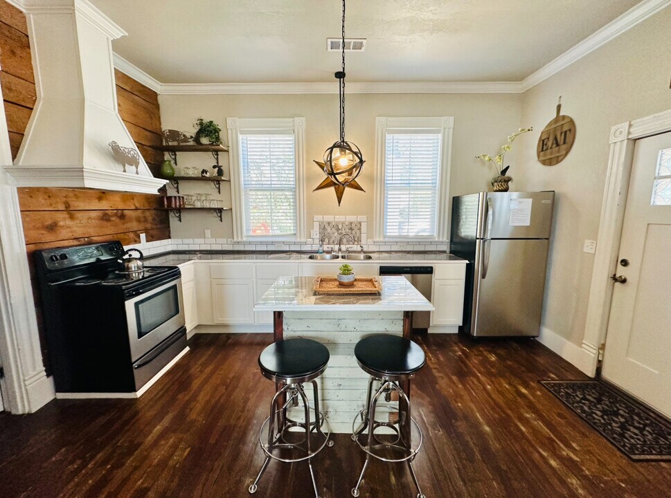 104 4th St in Hot Springs, AR - Building Photo