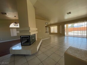 925 Alta Oaks Dr in Henderson, NV - Building Photo - Building Photo