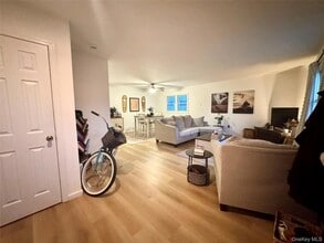 542 E Pine St, Unit Main in Long Beach, NY - Foto de edificio - Building Photo