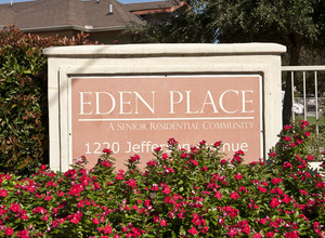 Eden Place Apartments in Seguin, TX - Foto de edificio - Building Photo