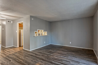 Tanglewood Apartments in Lubbock, TX - Building Photo - Interior Photo