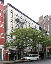 261 W 19th St in New York, NY - Building Photo