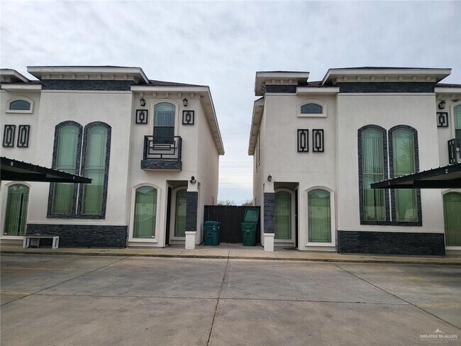 property at 1405 W Kiwi Ave