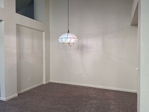 8743 Mesa Brook Way in Elk Grove, CA - Foto de edificio - Building Photo