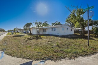 3208 Holiday Lake Dr in Holiday, FL - Building Photo - Building Photo