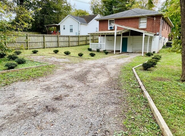 1523 McKennie Ave, Unit Downstairs B Unit in Nashville, TN - Building Photo - Building Photo