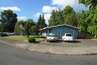 290-296 Riviera Dr NE in Salem, OR - Building Photo - Building Photo