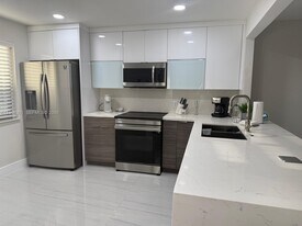 436 Lakeview Dr in Weston, FL - Building Photo