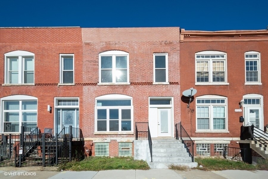 2724 W Maypole Ave in Chicago, IL - Building Photo