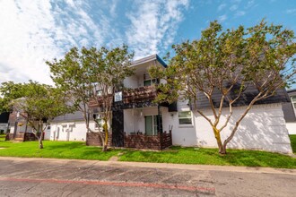 531 Bedford Rd in Bedford, TX - Foto de edificio - Building Photo