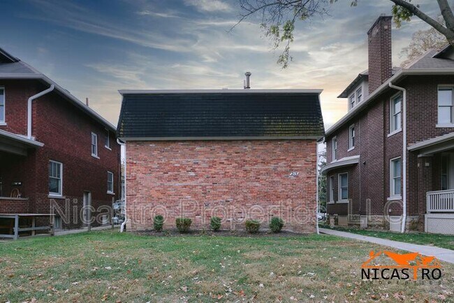 215 E Lane Ave in Columbus, OH - Foto de edificio - Building Photo