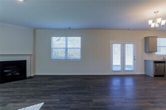 6869 Lake Overlook Ln in Flowery Branch, GA - Foto de edificio - Building Photo