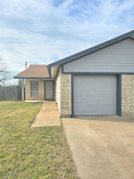 15208 Spring Hill Ln, Unit A in Pflugerville, TX - Building Photo - Building Photo