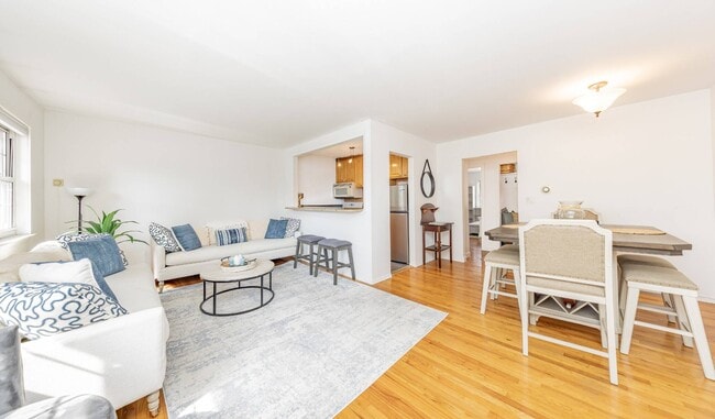 26 Layton Ave in Southampton, NY - Building Photo - Building Photo