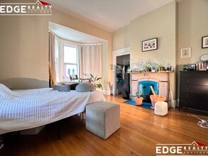 30 Murdock St, Unit 1 in Boston, MA - Foto de edificio - Building Photo