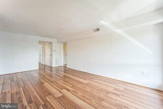 5758 Village Green Dr in Alexandria, VA - Building Photo - Building Photo