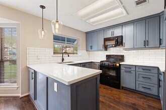 7015 Redwood Falls Dr in Pasadena, TX - Building Photo - Building Photo