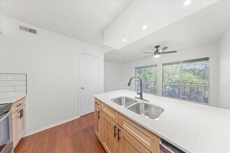 6910 Hart Ln in Austin, TX - Building Photo - Building Photo