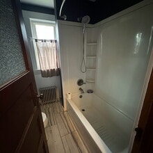 18 Harris St, Unit Central Pittsfield Apt. in Pittsfield, MA - Foto de edificio - Building Photo