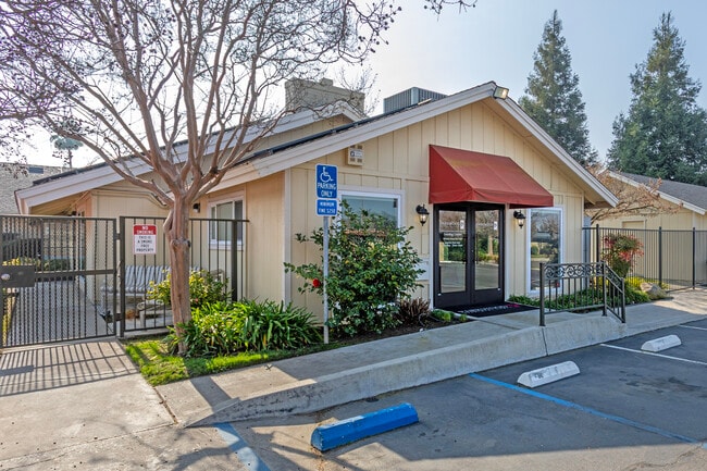 Parkwood Apartments in Fresno, CA - Building Photo - Building Photo