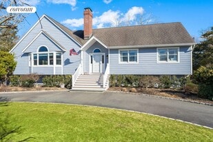 64 Tanners Neck Ln in Westhampton, NY - Building Photo