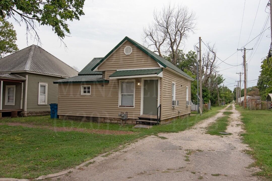 908 Camden St in Coffeyville, KS - Building Photo