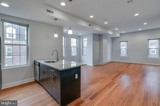 2401 Carpenter St in Philadelphia, PA - Building Photo - Building Photo