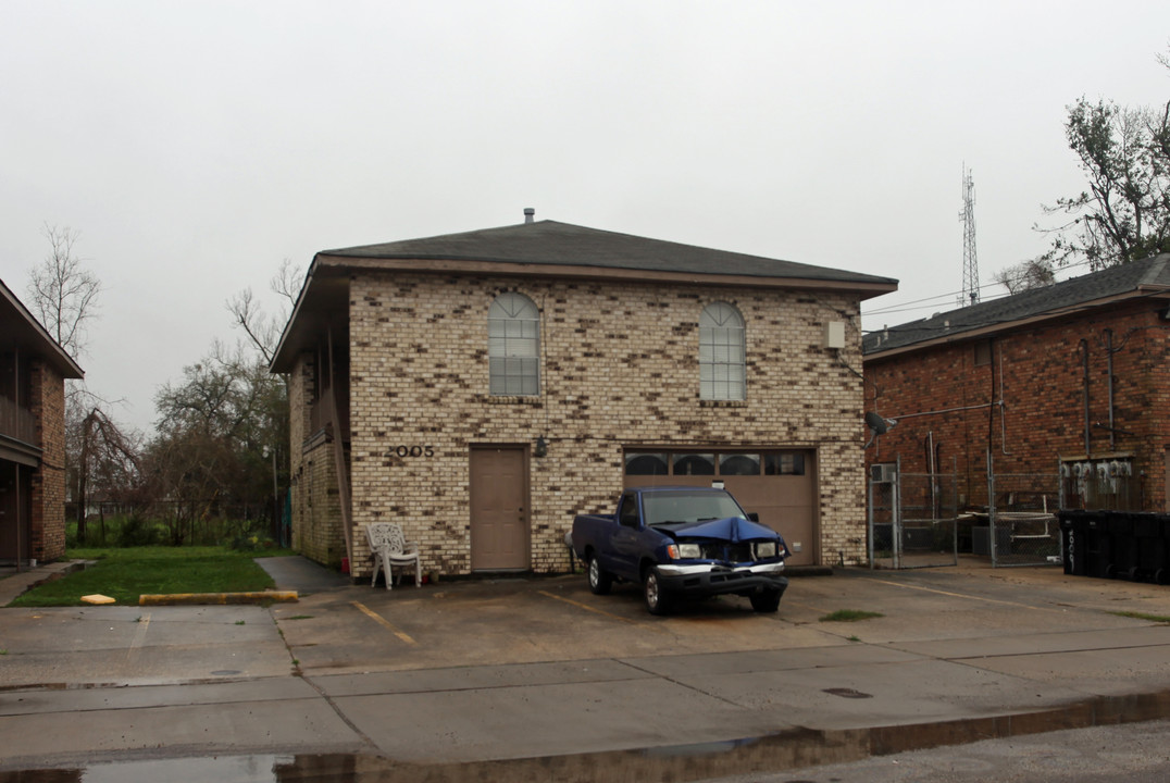 2005 Plaza Dr in Chalmette, LA - Building Photo