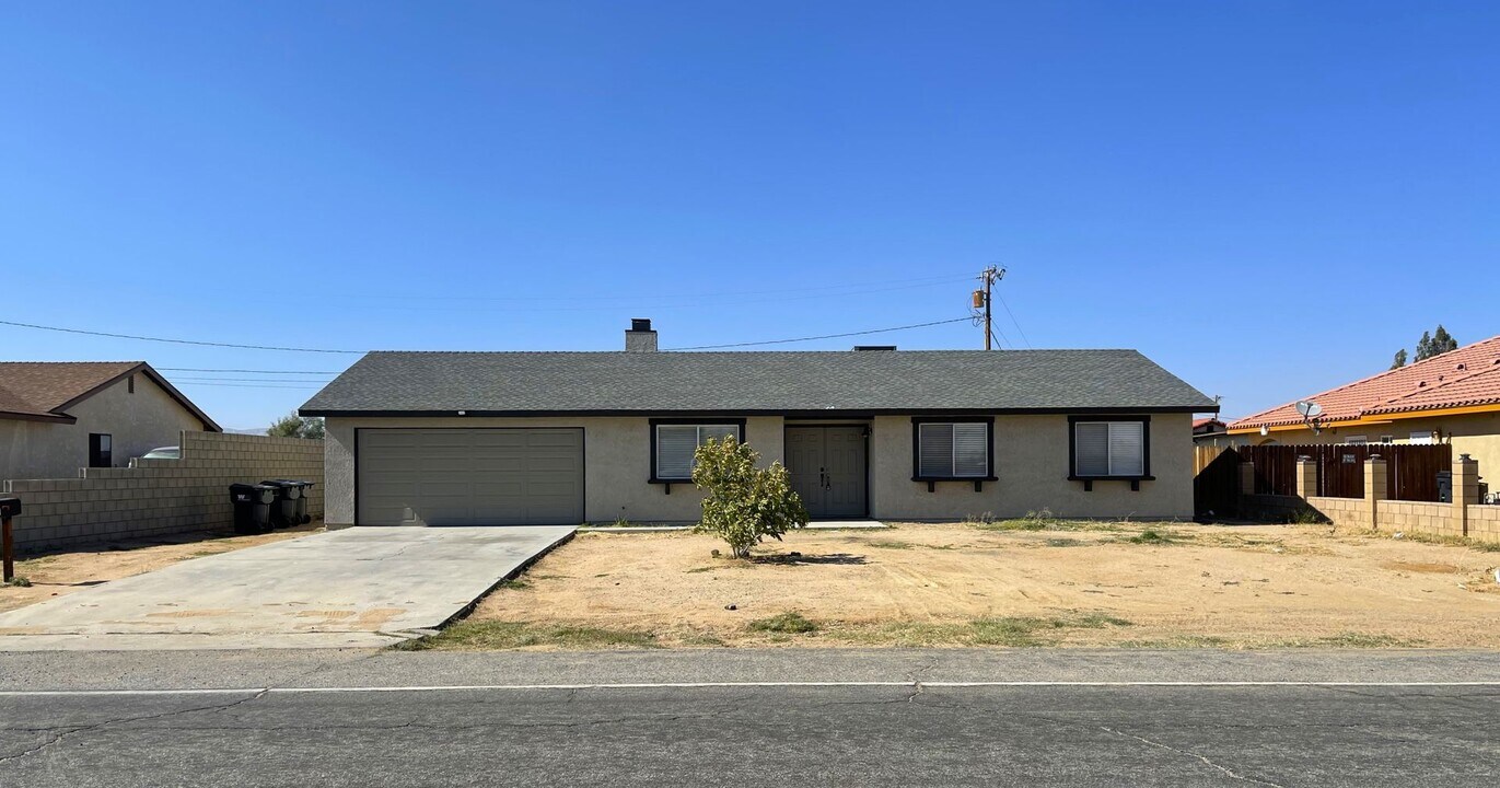 8649 Great Cir Dr in California City, CA - Building Photo