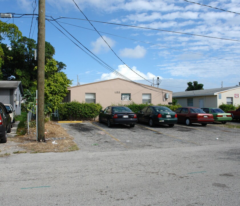 1013 NW 8th St in Hallandale Beach, FL - Building Photo