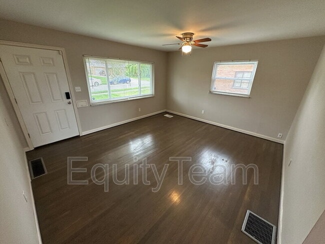 5106 Chantilly Dr in Cincinnati, OH - Foto de edificio - Building Photo